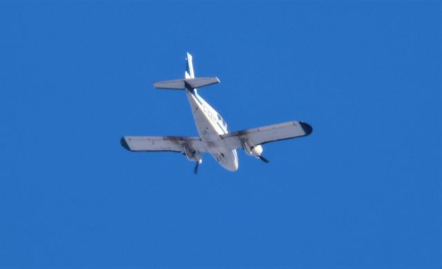 Piper Apache (C-GXIT) - C-GTIX Piper Aztec PA-23-250 Cargair Ltee survolant la ville de Lavaltrie QC. le 22-03-2023 à 08:46