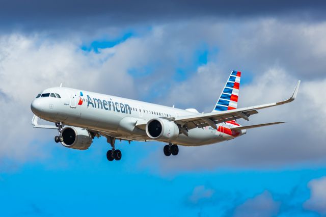 Airbus A321neo (N442AN) - An American Airlines A321 neo landing at PHX on 2/26/23. Taken with a Canon R7 and Tamron 70-200 G2 lens.