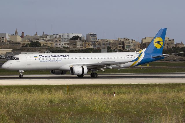 EMBRAER 195 (UR-EMF)