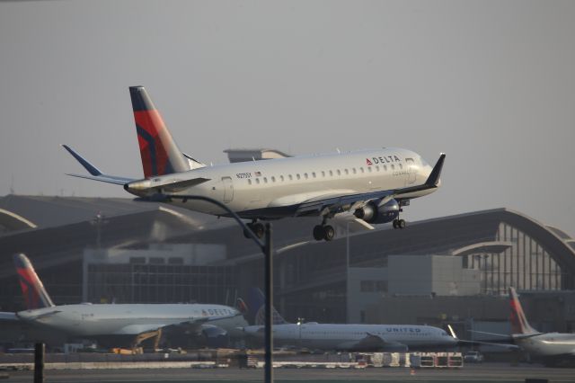 EMBRAER 175 (long wing) (N275SY)
