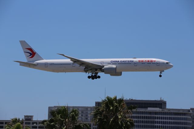 BOEING 777-300ER (B-2002)