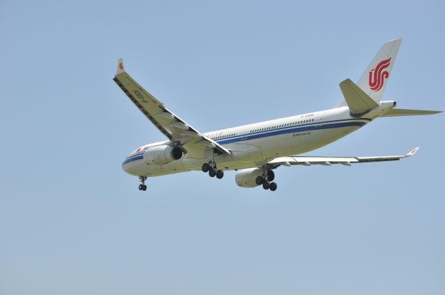 Airbus A330-300 (B-5906) - An A333 is coming to kiss his papa.