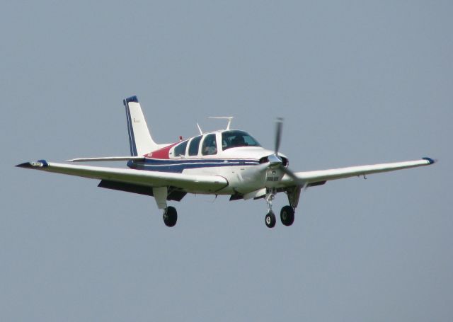 Beechcraft Bonanza (33) (N3132W) - Landing on runway 14 at the Shreveport Downtown airport.