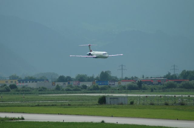 Fokker 100 (OE-LVA) - Starting the low pass ... arrival of the first Fokker 100 for Austrian Arrows