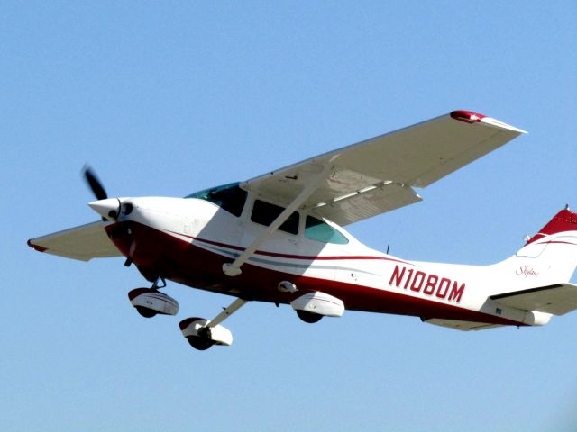 Cessna Skylane (N1080M) - Taking off RWY 24