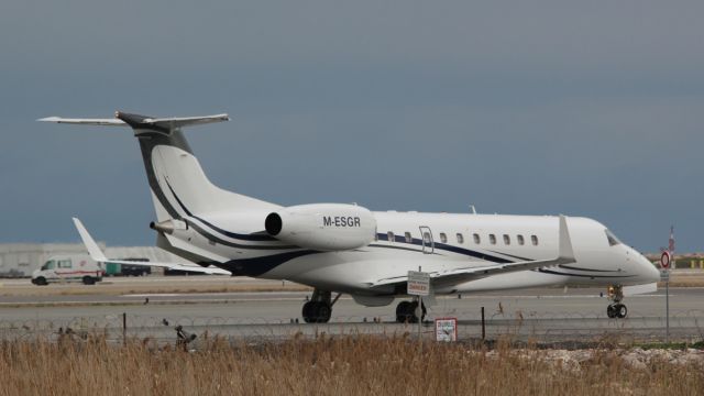 Embraer ERJ-135 (M-ESGR)