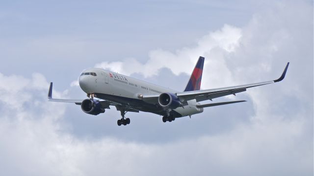 BOEING 767-300 (N177DZ) - DAL2368 from KATL on final to Rwy 16L on 5/10/14. (LN:750 / cn 29698).