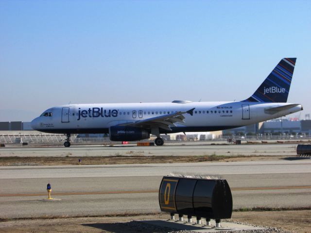 Airbus A320 (N794JB) - Taxiing to gate