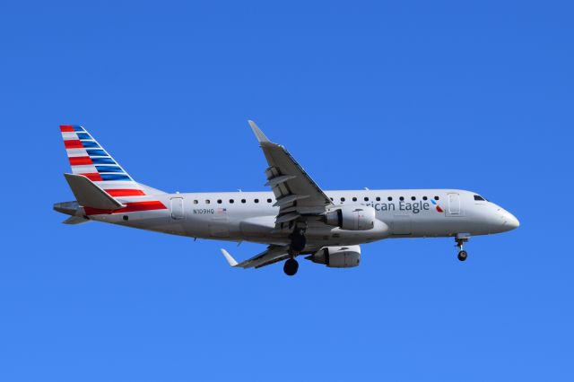 Embraer 175 (N109HQ)