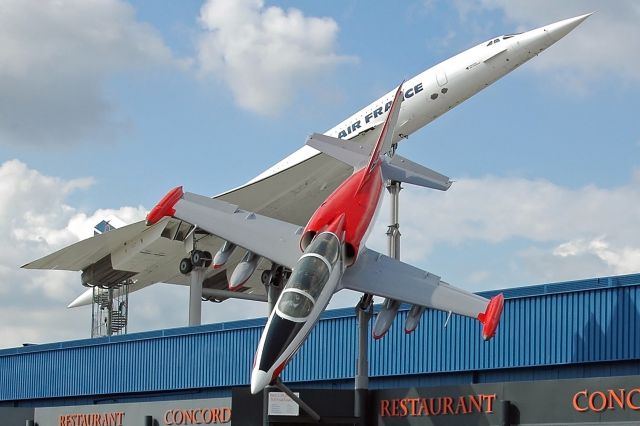 Aero L-39 Albatros (23-2301) - Aero L-39ZO Albatros on display at Sinsheim Museum, Germany. Airfrance Concored 101 F-BVFB in the background. Photo taken on July 23, 2016.