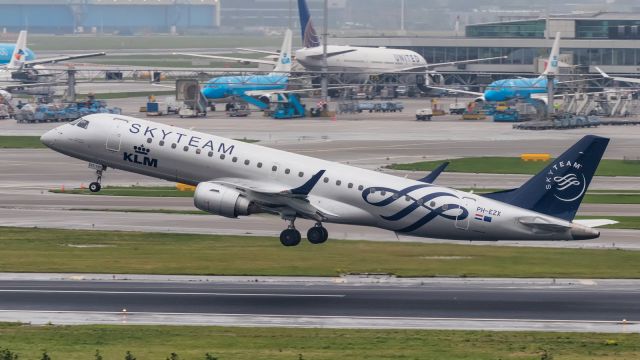 Embraer ERJ-190 (PH-EZX)