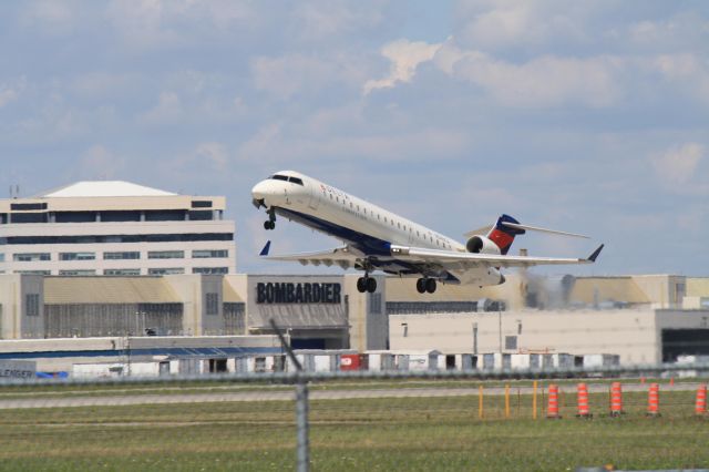 Canadair Challenger (N340CA) - Leaving Montreal on runway 24L