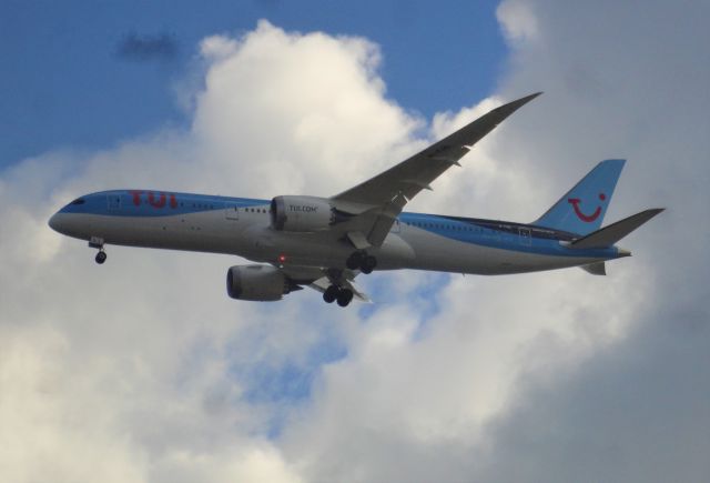 Boeing 787-9 Dreamliner (G-TUIL)