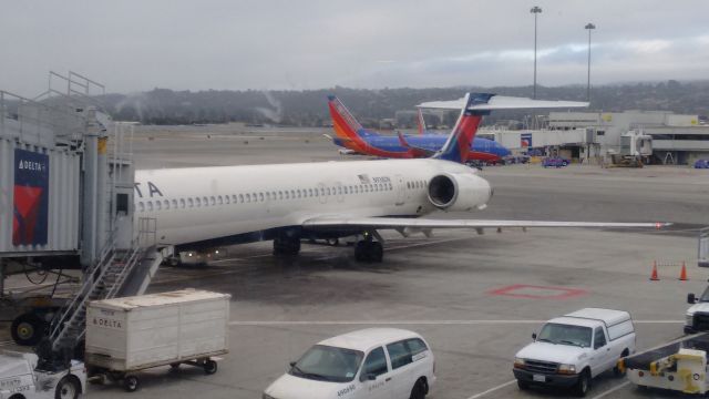 McDonnell Douglas MD-90 (N938DN) - Waiting at gate 42 at SFO to take passengers to MSP parked at Terminal 1 Concourse C