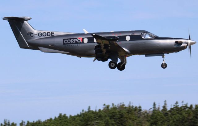 Pilatus PC-12 (C-GODE) - le magnifiques Pilatus de panorama a son approche finale pour la piste 07