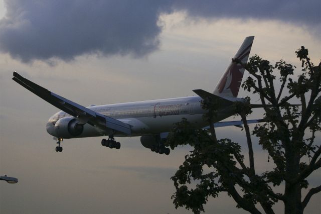 BOEING 777-300 (A7-BEG) - Boeing 777-3DZ ER, Qatar Airways, A7-BEG, 13.Oct.2022, EGLL London Heathrow, Myrtle Ave