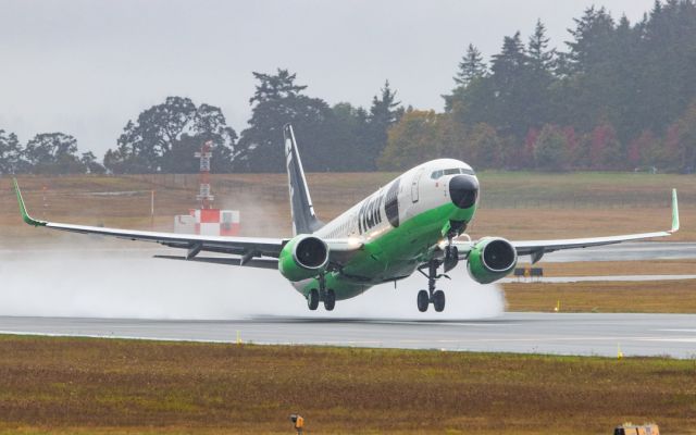 Boeing 737-800 (C-FFLC) - Blastoff! Bound for Vancouver as FLE417.