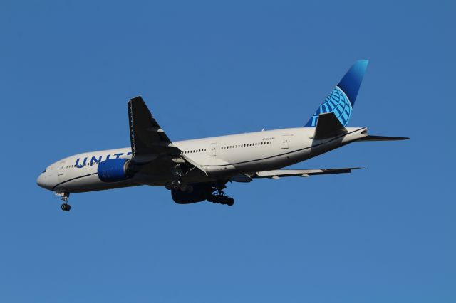 Boeing 777-200 (N796UA)