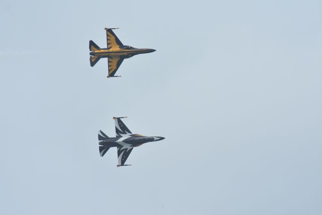 — — - A spectacular display by the Korean Black Eagles display team at the Singapore Airshow 20 February 2016. 