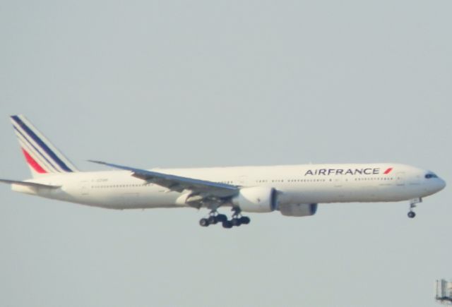 BOEING 777-300ER (F-GZNR)