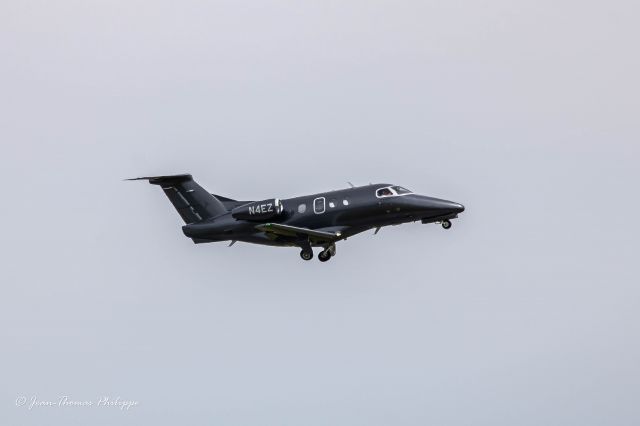 Embraer Phenom 100 (N4EZ) - J'étais à l'aéroport de montréal (yu) durant une belle journée ensoleilé.br /br /Je spottais d'autres avions cette journée la