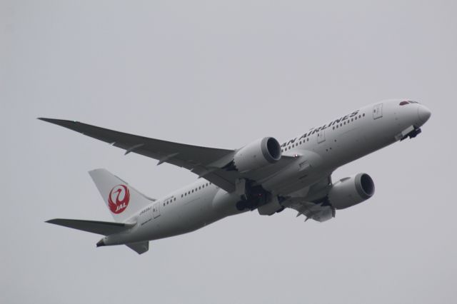 Boeing 787-8 (JA838J) - A Japan Airlines B787-8 taking off from LHR, taking off from ruwnay 09R.br /br /Location: Great South-West Road.br /Date: 18.12.22 (dd/mm/yy).