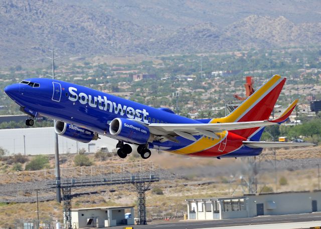 Boeing 737-700 (N7831B)