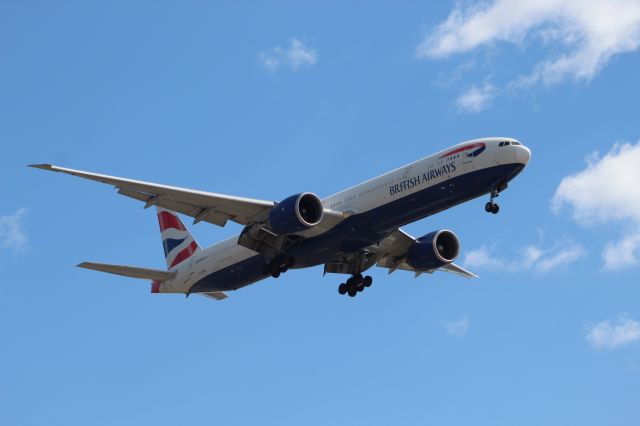 BOEING 777-300ER (G-STBC) - British Airways 777-300ER landing on runway 28C at Chicago O'hare from London Heathrow