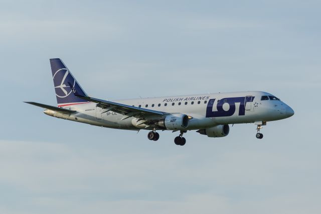 Embraer 175 (SP-LIL) - WAW SPOTTING