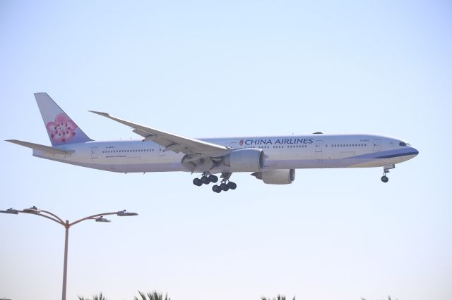 BOEING 777-300ER (B-18002)