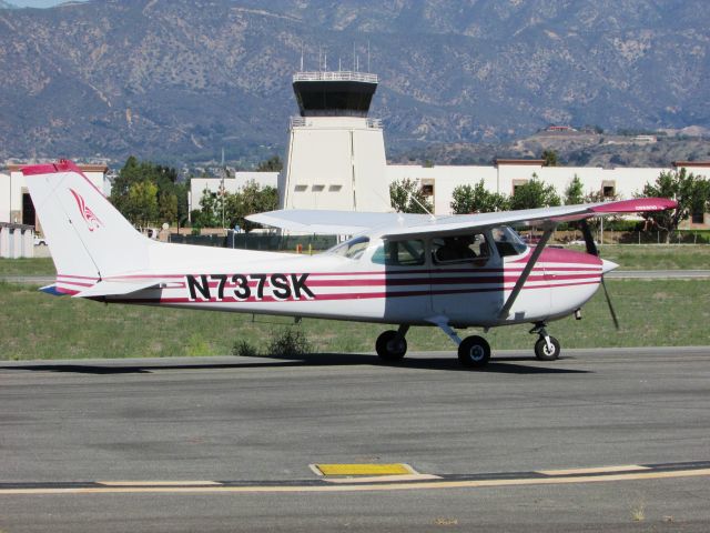 Cessna Skyhawk (N737SK) - Taxiing to RWY 26L