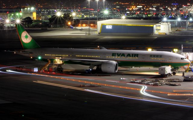 BOEING 777-300 (B-16713)