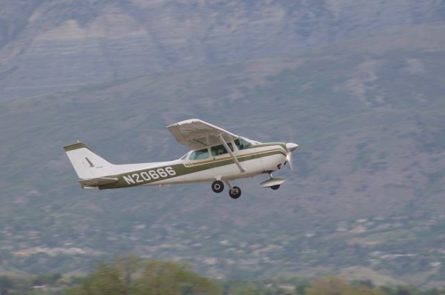 Cessna Skyhawk (N20666) - Our friends 172 Practicing Touch n Go’s in the pattern. br /Best viewed in full!
