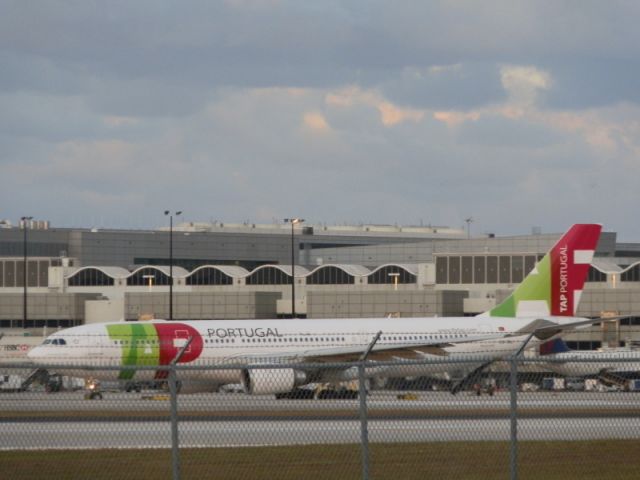 Airbus A330-200 (CS-TOL)