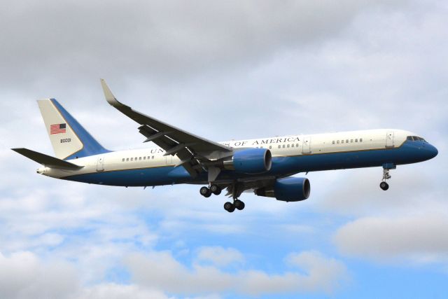 98-0001 — - Air Force One about to arrive on runway 7R at Milwaukee