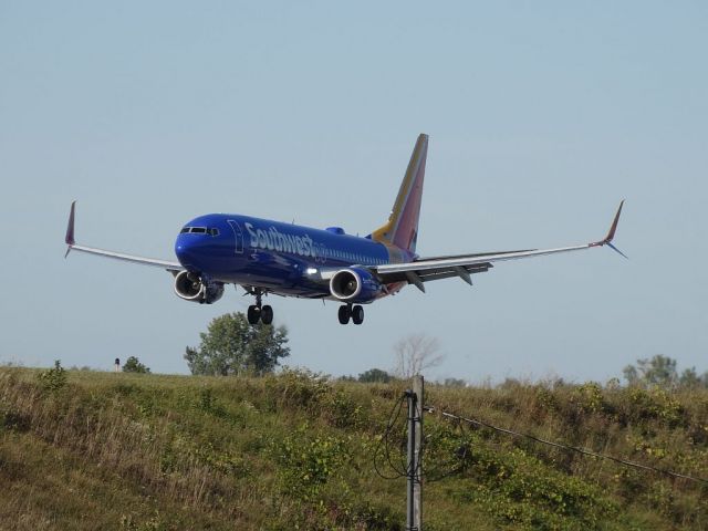 Boeing 737-800 (N8677A)