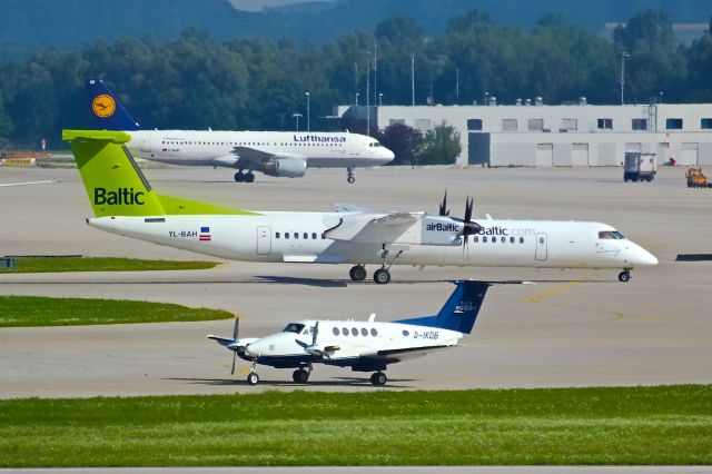 de Havilland Dash 8-400 (YL-BAH)