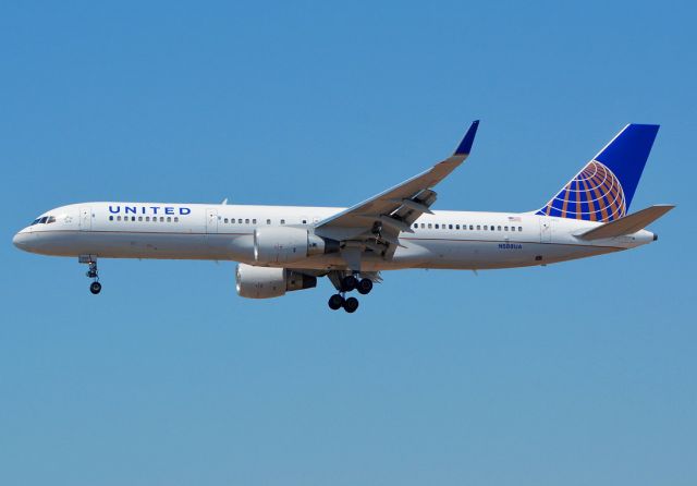 Boeing 757-200 (N588UA)