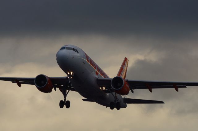 Airbus A319 (G-EZGE)