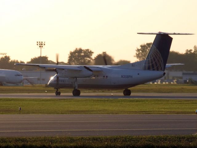 de Havilland Dash 8-200 (N358PH)