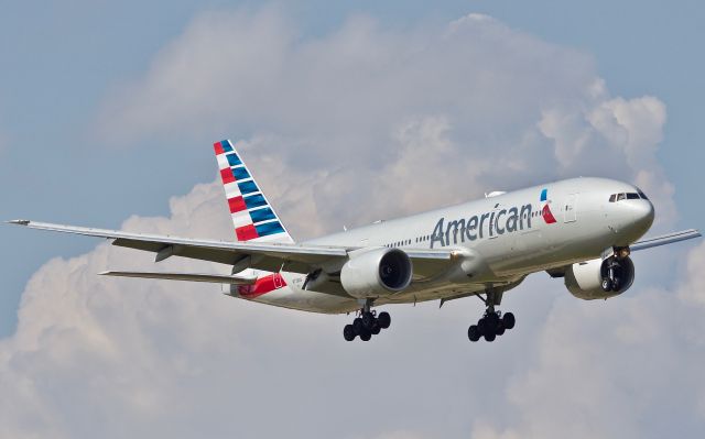 Boeing 777-200 (N778AN) - Nice -200 series on final  (please view in full for best photo quality)