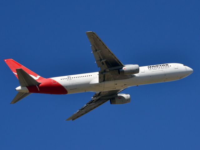 BOEING 767-300 (VH-ZXF) - Getting airborne off runway 23 on this beautiful Adelaide autumn day. Thursday 12th April 2012.