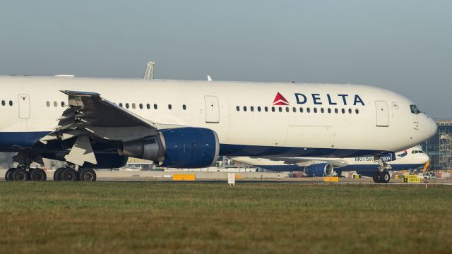 BOEING 767-400 — - DELTA, B764, lining up on runway 027R at LHR.