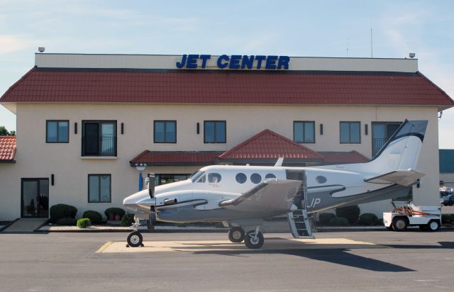 Beechcraft King Air 90 (N331JP) - RELIANT AIRs King Air 90. RELIANT AIR has the lowest fuel price on the Danbury (KDXR) airport.