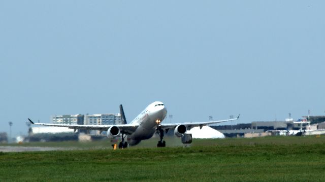 Airbus A330-300 (C-GHLM)