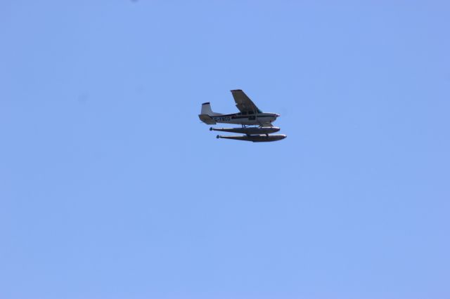 Learjet 60 (C-FBCD) - Cessna 180-J C-FBCD en vol au dessus du fleuve St-Laurent QC. 01-07-2019 à 11:37:35