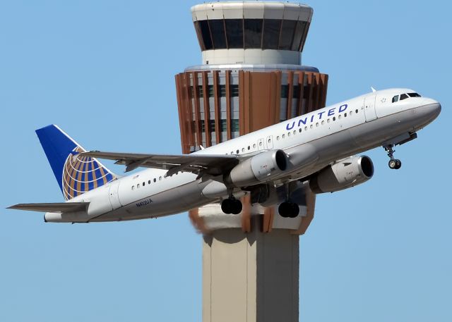 Airbus A320 (N412UA)
