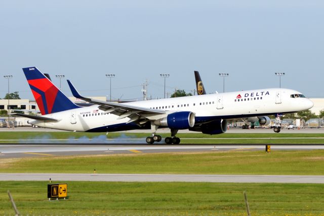 Boeing 757-200 (N556NW) - 22 arrival.