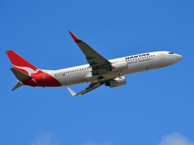 Boeing 737-800 (VH-VYL) - Getting airborne off runway 23 and heading to Brisbane. Saturday, 24th March 2012.