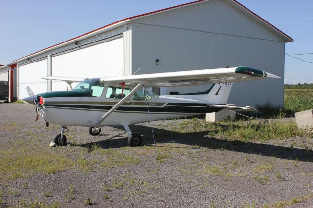 Cessna Skyhawk (C-GGEY) - C-GGEY Cessna 172 Skyhawk II stationné à laéroport de Joliette CSG3 QC, le 12-08-2018